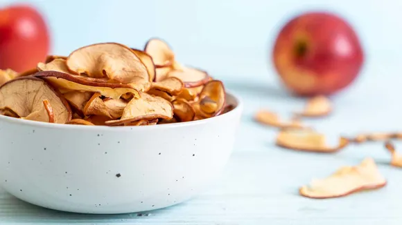 Äppelchips i skål.