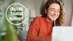 Leende tjej framför sin dator, text som säger digitalt, snabbt och hållbart.