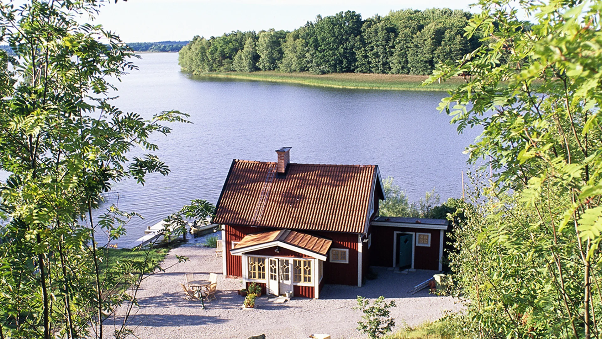 rött hus vid vattnet.